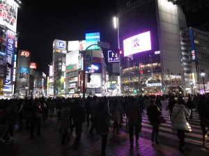 Die Shibuya-Kreuzung bei Nacht: Im Tsutaya befindet sich besagter Starbucks :) 